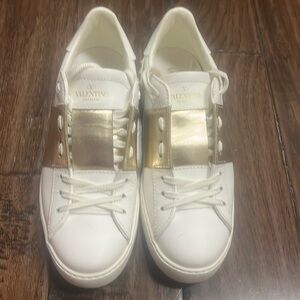 White sneaks